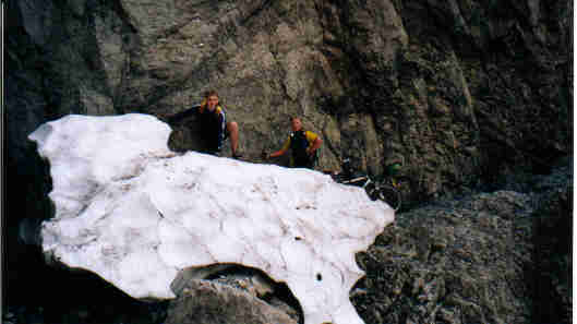 Umtragestelle uber ein Schneefeld in der engen Schlucht, ca. 200 m senkrecht unten ist der Talgrund!