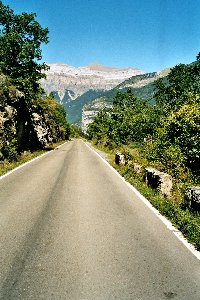 Auf dem Weg zur Ordesa-Schlucht: Blick auf die Südwände der Berge des Cirque de Gavarnie